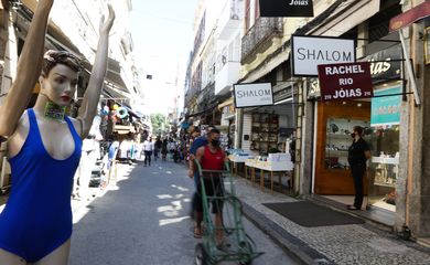 Comércio na SAARA (Sociedade de Amigos das Adjacências da Rua da Alfândega) no centro da cidade, e autorizado a reabrir a partir de hoje (9) na cidade do Rio de Janeiro