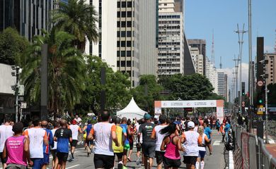 Linha de chegada dos corredores amadores da 97ª Corrida Internacional São Silvestre, na Avenida Paulista.