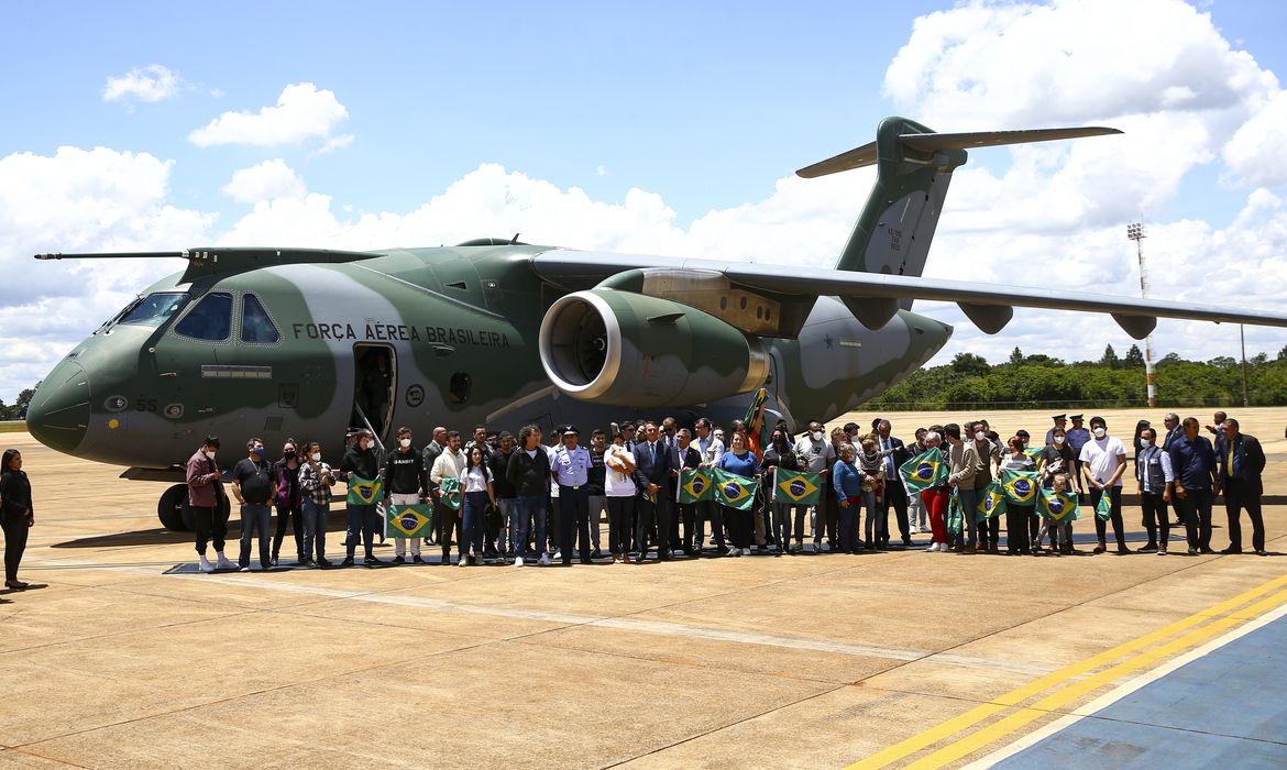 O presidente Jair Bolsonaro participa de cerimônia de recepção aos brasileiros e estrangeiros provenientes da Ucrânia, na Base Aérea de Brasília.