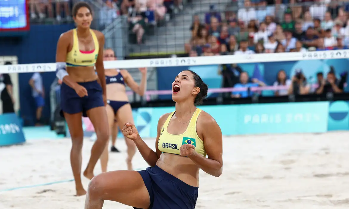 Paris 2024 Olympics - Beach Volleyball - Women's Preliminary Phase - Pool A - Brazil vs Italy (Ana Patricia/Duda vs Gottardi/Menegatti) - Eiffel Tower Stadium, Paris, France - August 01, 2024. Eduarda Santos Lisboa of Brazil celebrates during the match. REUTERS/Bernadett Szabo