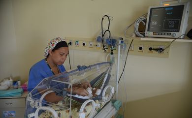 Brasília – Bebês prematuros que nascem no Hospital Regional de Santa Maria, região administrativa localizada a 26 km de Brasília, estão sendo colocados em mini-redes de algodão adaptadas dentro das incubadoras como uma alternativa para