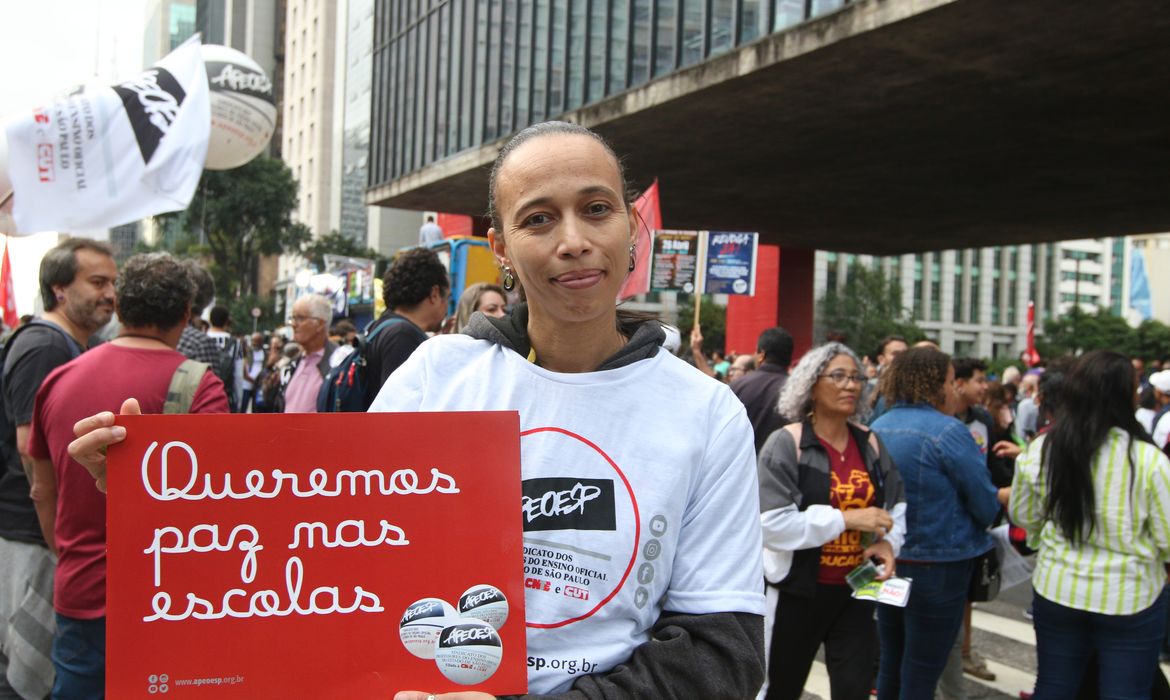 São Paulo (SP), 26/04/2023 - Ato da Greve Nacional da Educação, organizado pela Sindicato dos Professores do Ensino Oficial do Estado de São Paulo - APEOESP, no Masp.