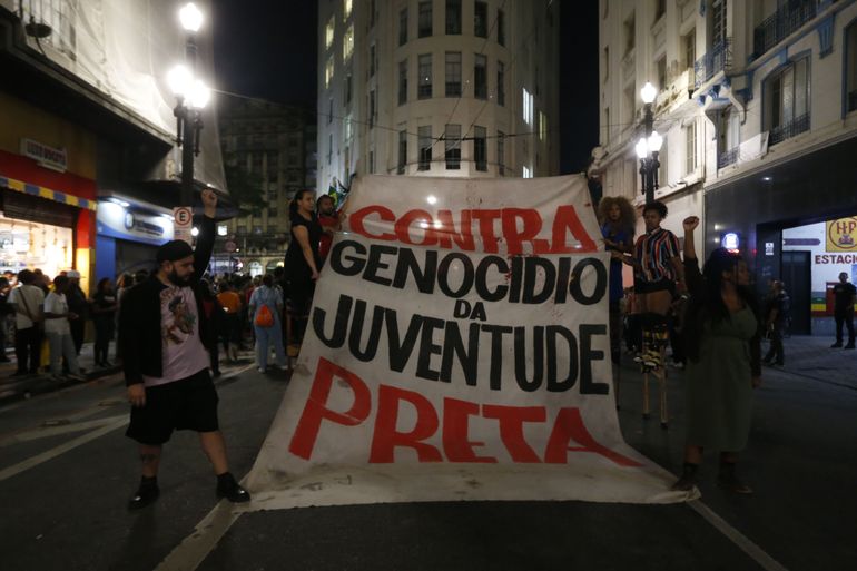 São Paulo (SP), 03.08.2023 - Movimento negro promove ato em frente à Secretaria de Segurança Pública em repúdio à chacina no Guarujá. Foto: Paulo Pinto/Agência Brasil