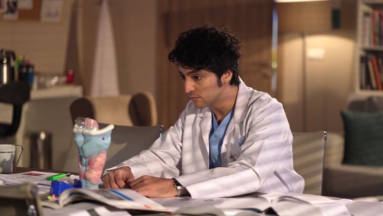 O médico Ali é o protagonista da telenovela &#039;Um Milagre&#039;