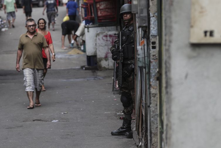 Forças de segurança fazem operação em comunidades da zona sul do Rio, como na Rocinha, e prendem 16 pessoas