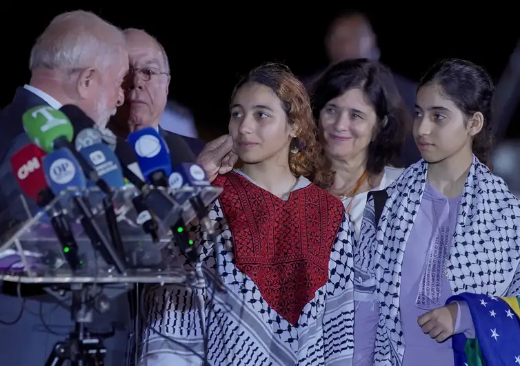 Brasília-DF, 14.11.2023, O presidente Lula, recebe os  32 resgatados da Faixa de Gaza que saiu do Cairo (Egito) para o Brasil. A aeronave fez escalas técnicas em Roma (Itália), Las Palmas (Espanha), e no Recife. São 17 crianças, nove mulheres e seis homens que aguardaram mais de 30 dias a permissão das autoridades de Israel, Gaza e Egito para retornar ao Brasil.  Foto: Rafa Neddermeyer/Agência Brasil