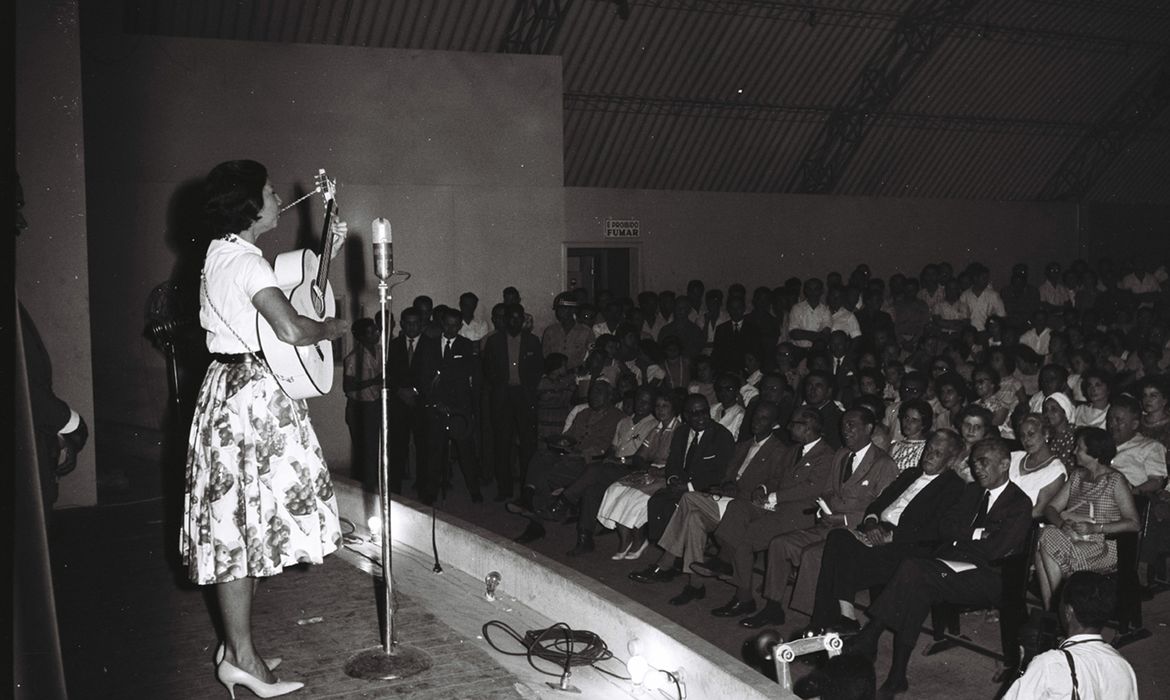21/04/1959 - Inezita Barroso se apresenta no auditório da Rádio Nacional de Brasília (Mário Fontenelle/Acervo Arquivo Público do Distrito Federal)
