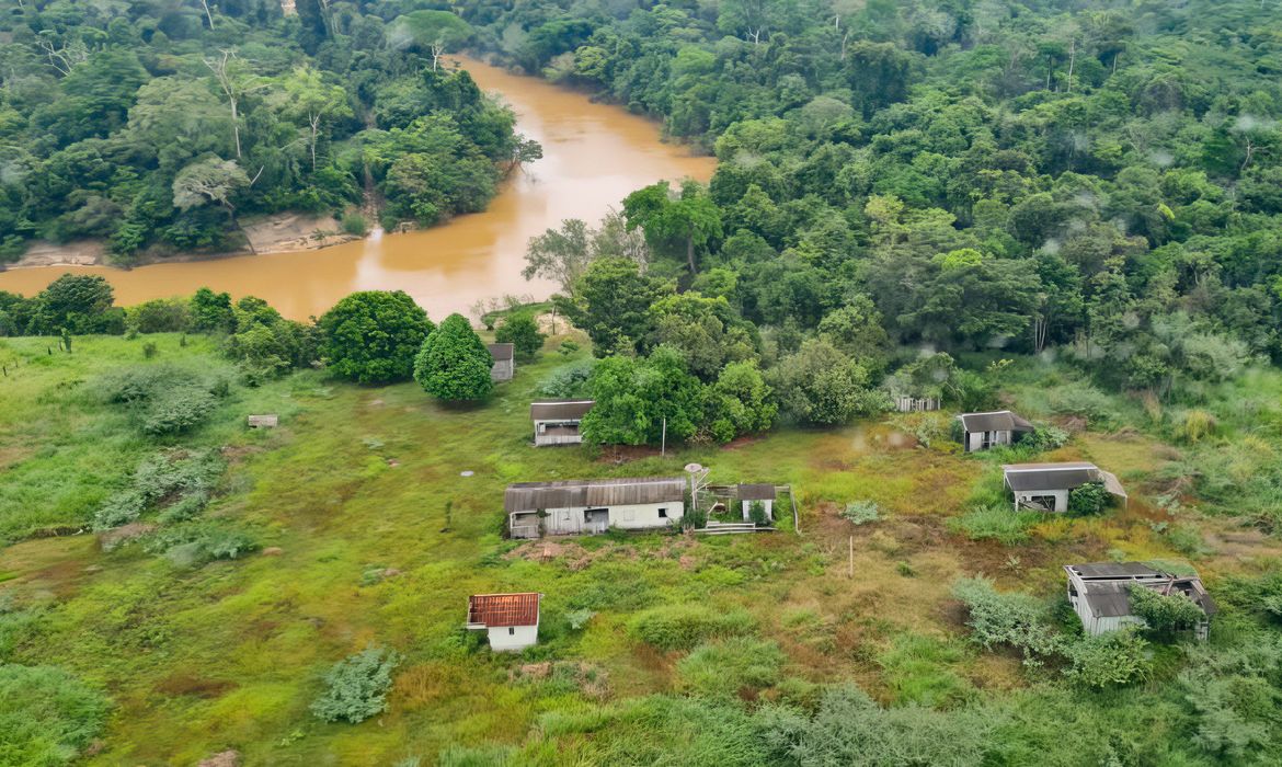 14/06/2023 - Amazonas - A Polícia Federal e o ICMBIO realizam nesta semana a Operação ''Overflight''. Os trabalhos visam à repressão ao desmatamento ilegal, à extração irregular de madeira e à invasão de terras públicas no interior da Floresta Nacional do Iquiri - FLONA IQUIRI. Foto: Polícia Federal/Gov.Br