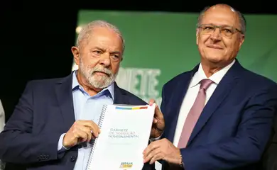 O presidente eleito, Luiz Inácio Lula da Silva, e o vice, Geraldo Alckmin, durante cerimônia de entrega do relatório final da transição de governo e anúncio de novos ministros.
