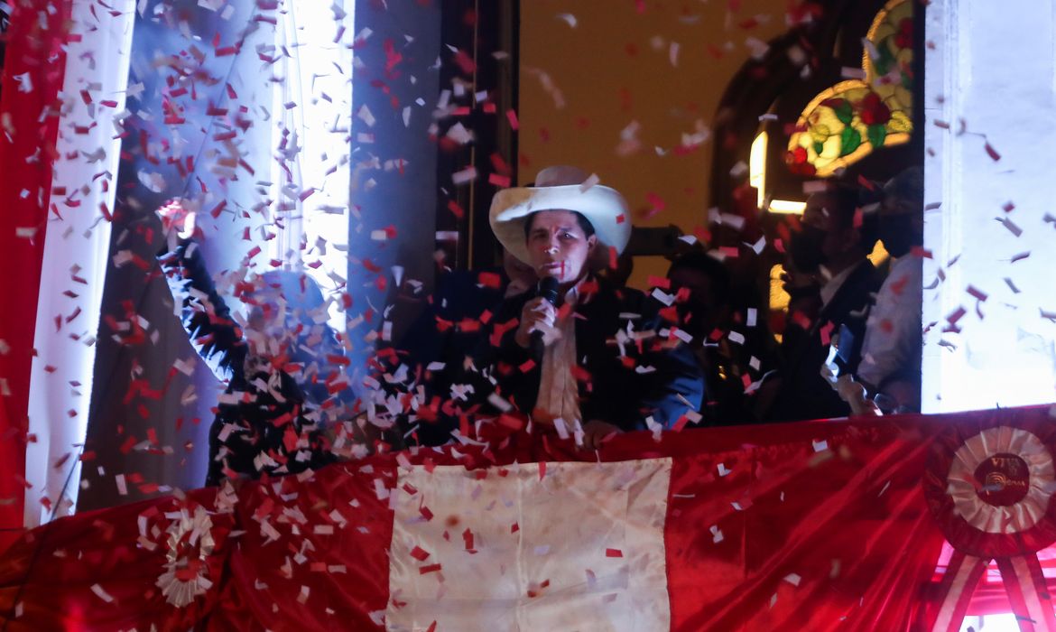 Pedro Castillo comemora após anúncio de sua eleição como presidente do Peru