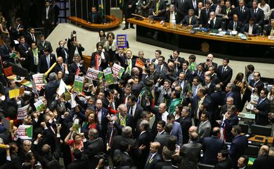 Brasília - Tem início a sessão para votação da admissibilidade de abertura de processo de impeachment da presidenta Dilma Rousseff, no plenário da Câmara dos Deputados (Marcelo Camargo/Agência Brasil)