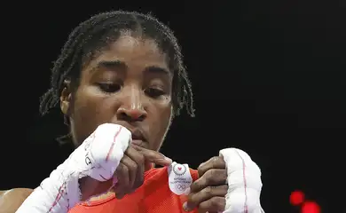 Paris 2024 Olympics - Boxing - Women's 75kg - Quarterfinal - North Paris Arena, Villepinte, France - August 04, 2024. Cindy Winner Djankeu Ngamba of Refugee Olympic Team reacts after winning her fight against Davina Michel of France. Reuters/Peter Cziborra/Proibida reprodução