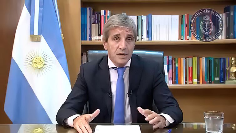 15/12/2023 - O ministro da Economia Argentina, Luis Caputo, durante anúncio. Foto: Frame/Ministério de Economia/AR