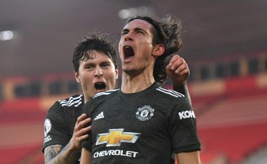 Cavani comemora gol do Manchester United ao lado do companheiro Lindelof