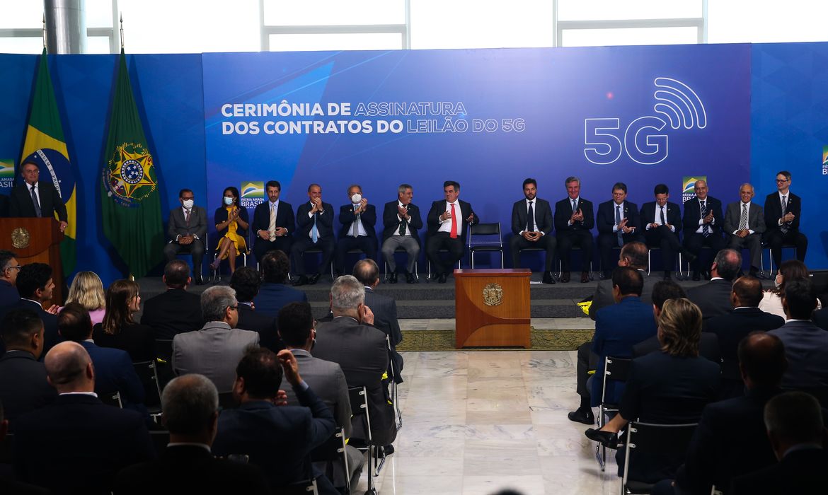O presidente da República, Jair Bolsonaro, participa da assinatura de termos de autorização de uso de radiofrequências pelas empresas vencedoras das faixas do leilão do 5G, no Palácio do Planalto
