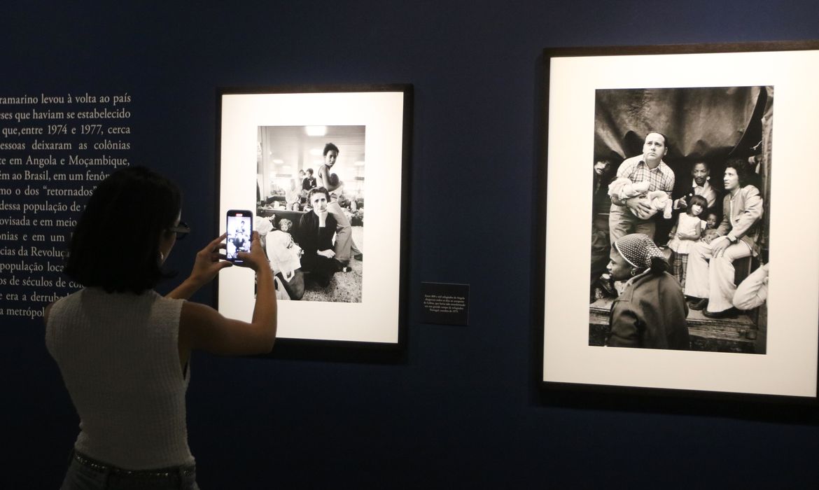 São Paulo (SP), 09/05/2024 - Mostra 50 anos da Revolução dos Cravos em Portugal, as primeiras fotografias de Sebastião Salgado, com curadoria de Lélia Wanick Salgado, no Museu da Imagem e do Som - MIS. Foto: Rovena Rosa/Agência Brasil