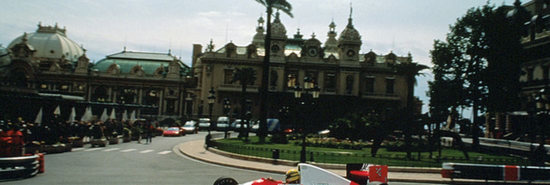 Senna desfila com a McLaren pelas ruas de Mônaco