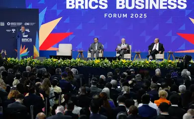 Rio de Janeiro (RJ), 05/07/2025 – O presidente da República, Luiz Inácio Lula da Silva, o vice-presidente, Geraldo Alckmin, o primeiro-ministro da Malásia, Anwar Ibrahim, e o presidente da CNI, Ricardo Alban, participam do Fórum Empresarial do Brics, no Pier Mauá. Foto: Fernando Frazão/Agência Brasil