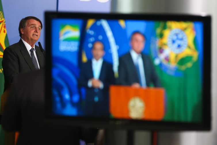 O presidente da República, Jair Bolsonaro, participa da assinatura de termos de autorização de uso de radiofrequências pelas empresas vencedoras das faixas do leilão do 5G, no Palácio do Planalto