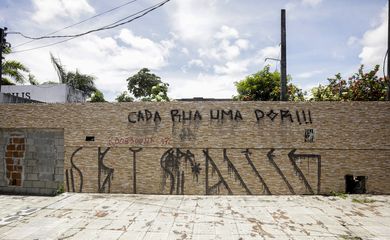 Maceió (AL) 17/12/2023 – Moradores deixam frases em suas casas após serem desalojados, nas proximidades da mina n°18 da mineradora Braskem na lagoa de Mundaú.
Foto: Joédson Alves/Agência Brasil
