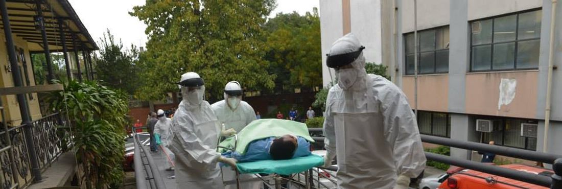 Ministério da Saúde coordena treinamento para desembarque de passageiros com ebola