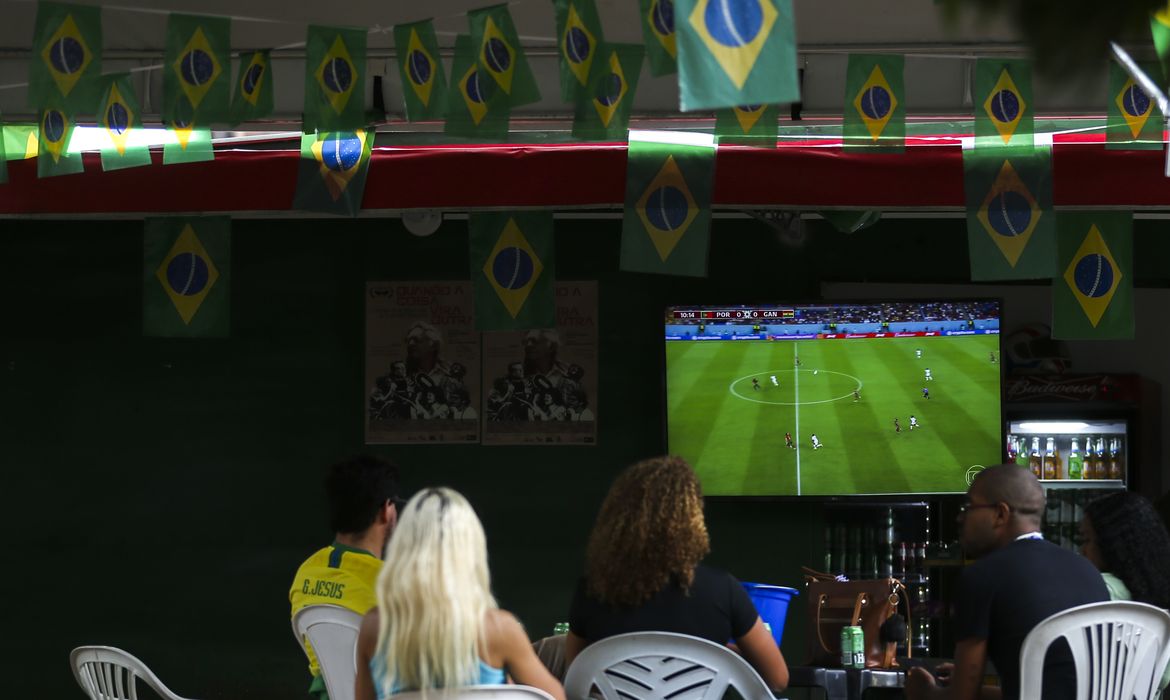 76% dos brasileiros vão assistir aos jogos da Copa em casa, aponta pesquisa  > Revista Destaque +