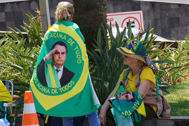 Fabio Rodrigues-Pozzebom/ Agência Brasil Brasília (DF) 14/09/2025 Apoiadores do ex-presidente Jair Bolsonaro em frente ao hospital onde ele se internou nessa manhã Foto: Fabio Rodrigues-Pozzebom/ Agência Brasil