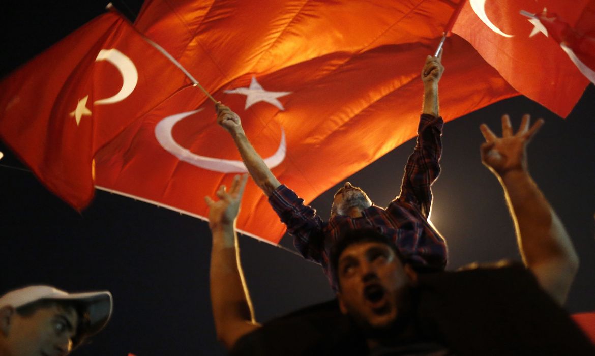 Apoiadores do presidente turco Recep Tayyip Erdogan comemoram a tentativa frustrada de golpe no país, na Praça Taksim, em Istambul