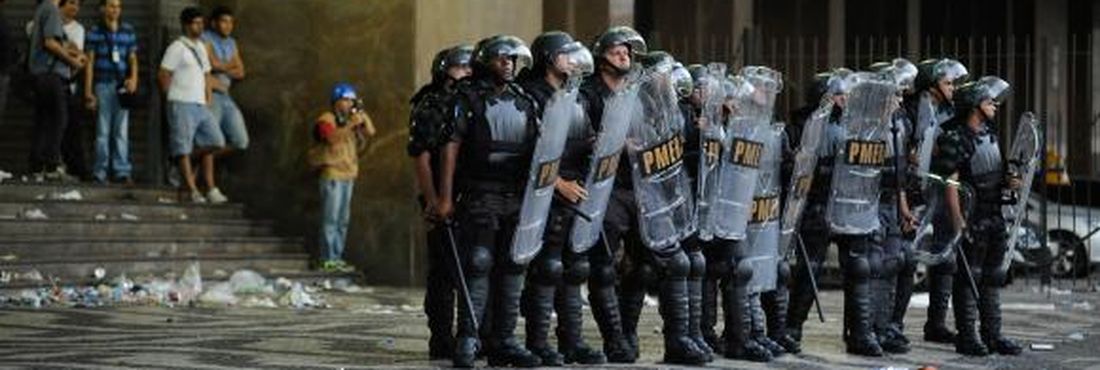 Policiamento é reforçado por causa de protesto contra aumento de passagem na Central do Brasil, no Rio de Janeiro