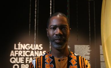 São Paulo (SP), 21/05/2024 - O cantor e compositor Tiganá Santana é o curador da mostra Línguas Africanas que Fazem o Brasil no Museu da Língua Portuguesa. Foto: Rovena Rosa/Agência Brasil