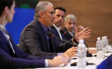 Tite convocará a seleção da Copa, cercado de expectativa sobre quem entra na vaga de Daniel Alves