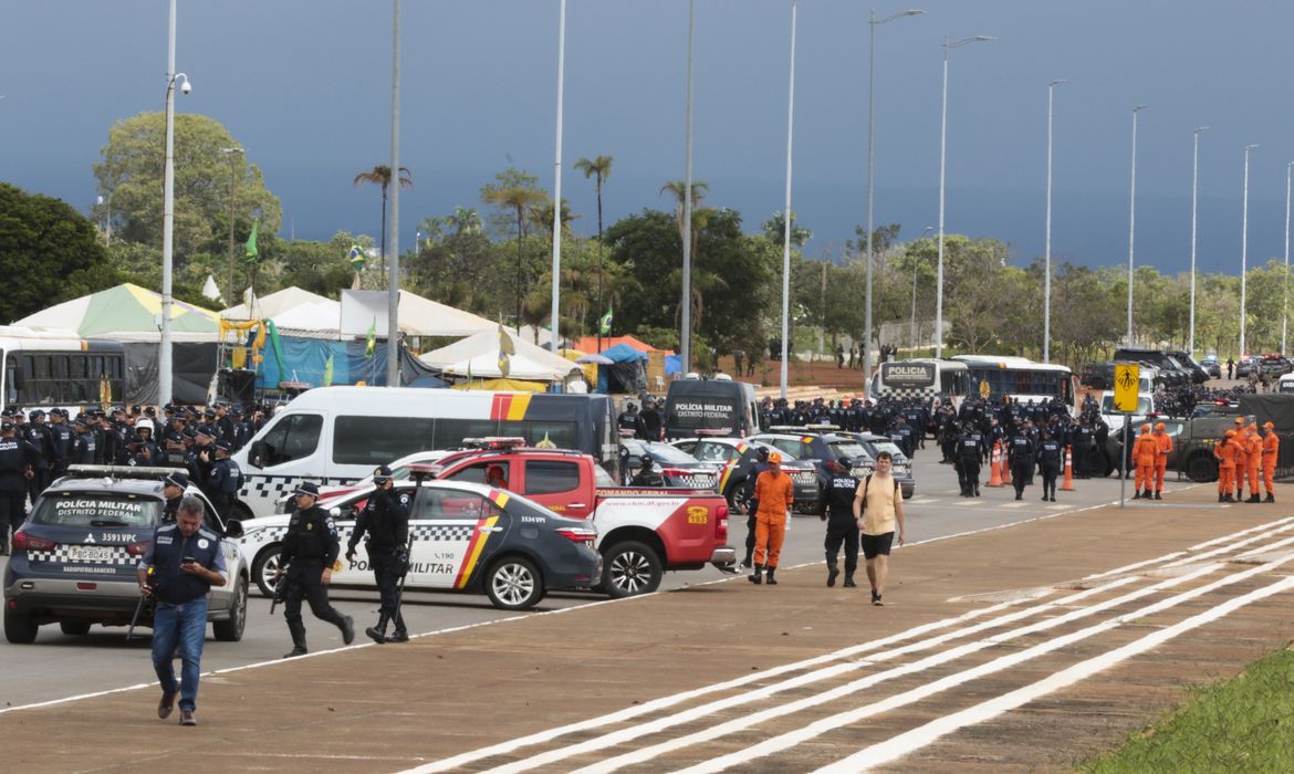 Polícia e Exército se concentram na frente do QG do Exército para desmobilização de acampamento de bolsonaristas 