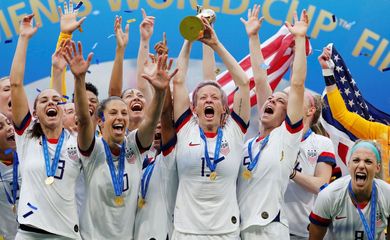 Futebol - Final da Copa do Mundo Feminina - Estados Unidos x Holanda - Groupama Stadium, Lyon, França - 7 de julho de 2019 Megan Rapinoe dos EUA e companheiros de equipe comemoram a conquista da copa do mundo feminina com o troféu