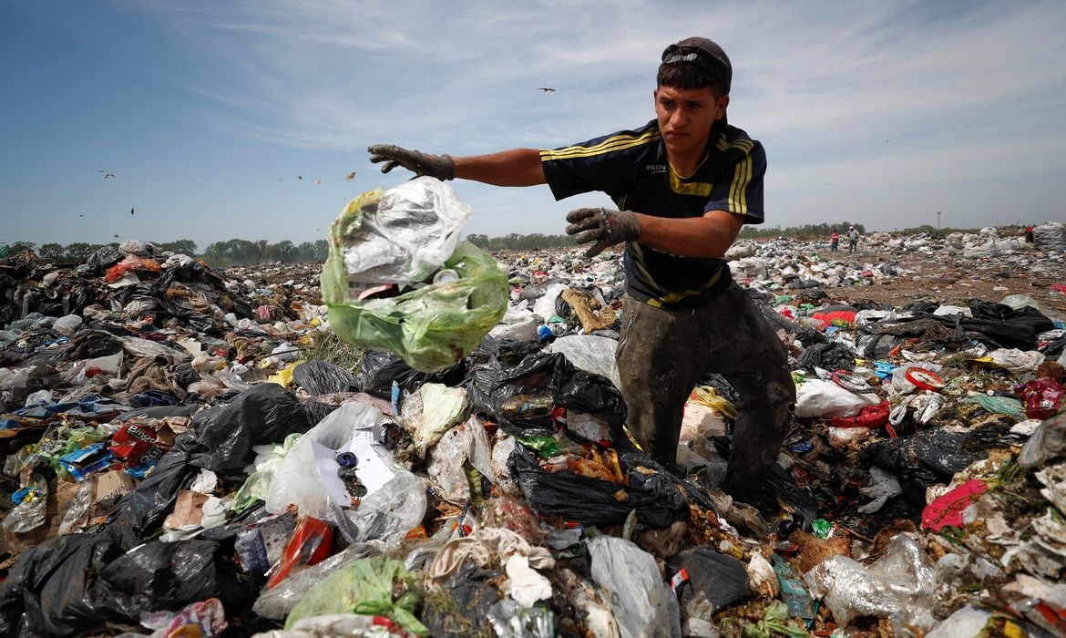 Diego, 19, vasculha lixão em Lujan, perto de Buenos Aires