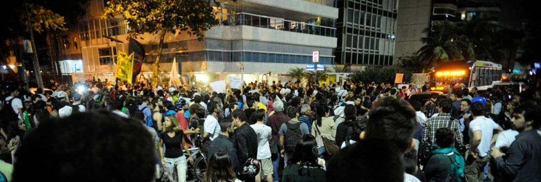 Nesta quinta-feira (4), cerca de 400 manifestantes protestaram em frente à casa do governador do Rio de Janeiro, Sérgio Cabral