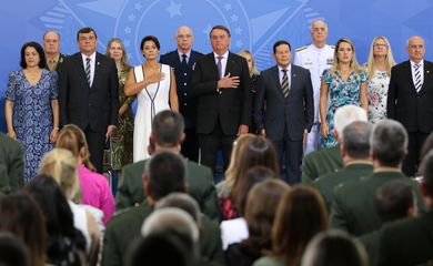 Presidente Jair Bolsonaro, acompanhado da primeira dama, Michele Bolsonaro, participa de cerimônia de cumprimentos aos oficiais-generais promovidos.