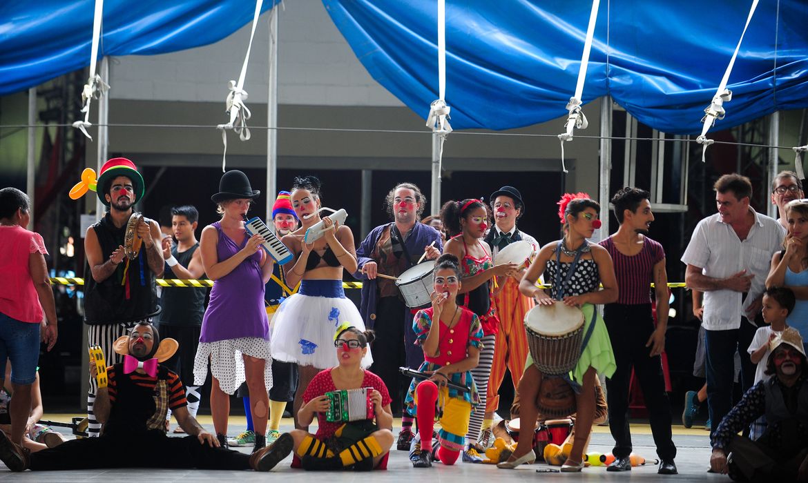 Escola Nacional do Circo, unidade da Funarte, reúne cerca de 500 alunos e 40 professores de 9 escolas para o espetáculo Tudo Novo de Novo, em comemoração ao Dia Nacional do Circo, 27 de março (Tânia Rêgo/Agência Brasil)