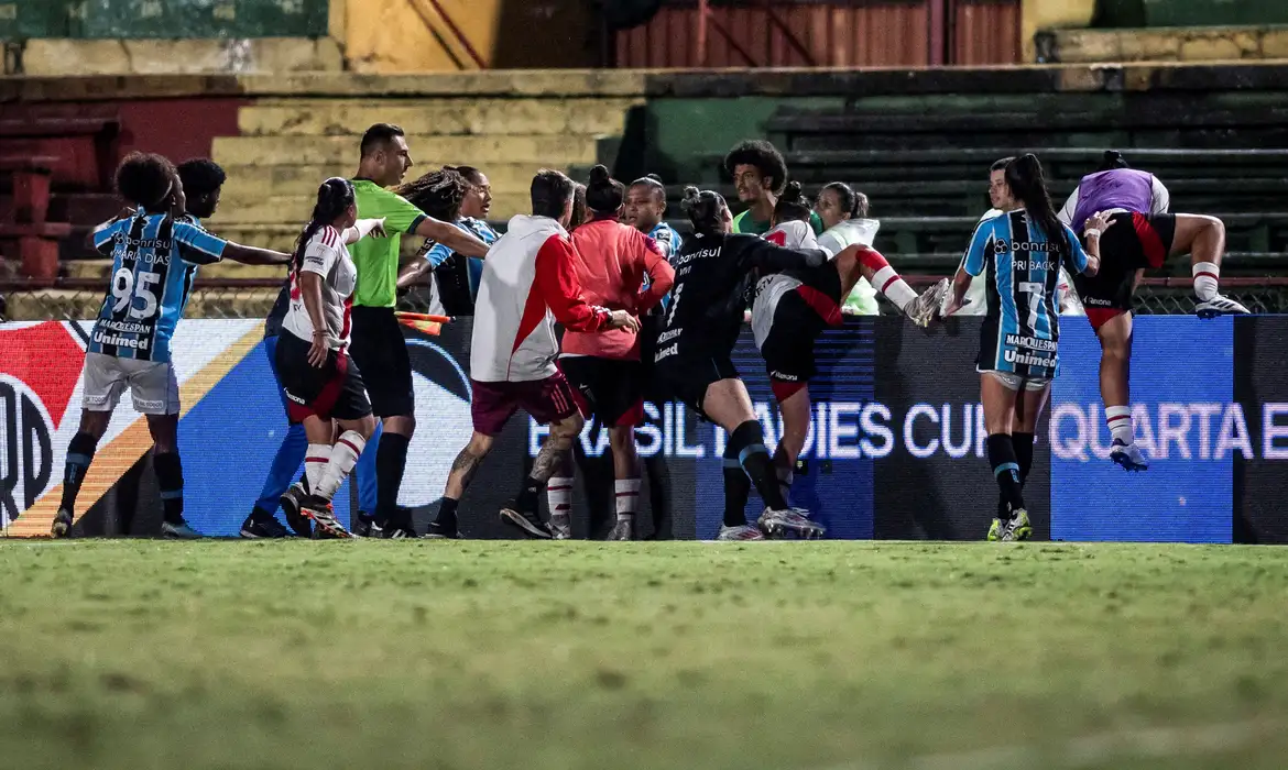 Reuters/Guilherme Veiga/proibida reprodução Players from River Plate and Gremio fight during a match for the Ladies Cup women's soccer tournament in Sao Paulo, Brazil December 20, 2024. REUTERS/Guilherme Veiga