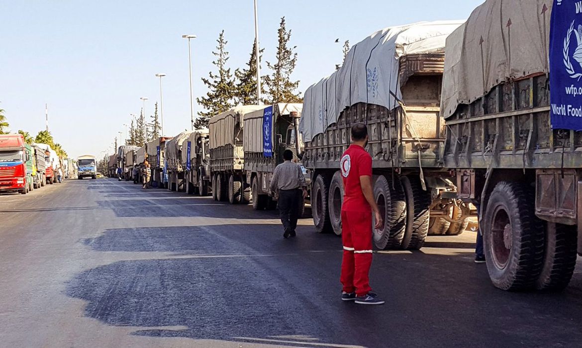 Comboio de 31 caminhões pouco antes de partir em direção à região rural de Aleppo, na Síria