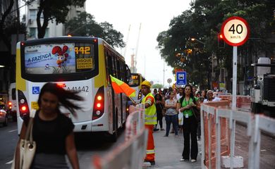 Pontos de ônibus operam no meio da pista no primeiro dia útil da interdição que fechará por um ano três pistas da Avenida Rio Branco para implantação do veículo leve sobre trilhos (VLT) (Fernando Frazão/Agência Brasil)