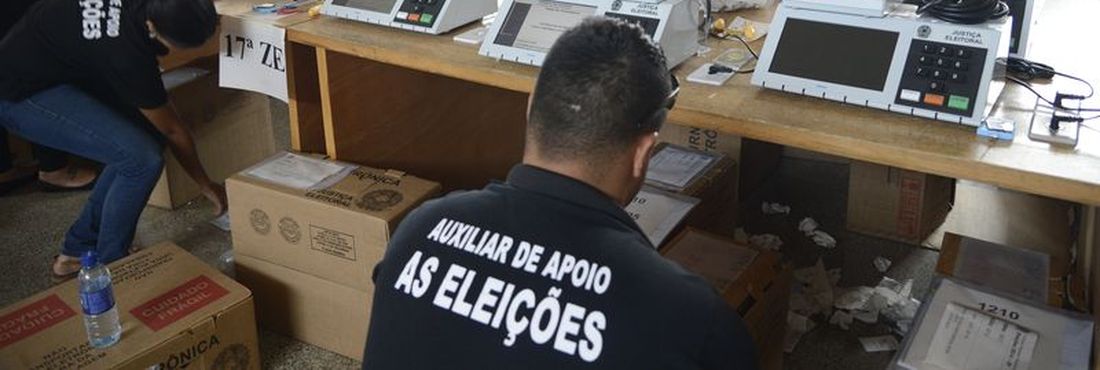 Tribunal Regional Eleitoral do DF lacra as urnas eletrônicas a serem utilizadas nas eleições de outubro