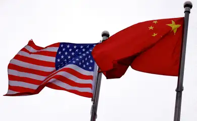 Bandeiras dos EUA e da China
08/04/2025. REUTERS/Tingshu Wang/File Photo