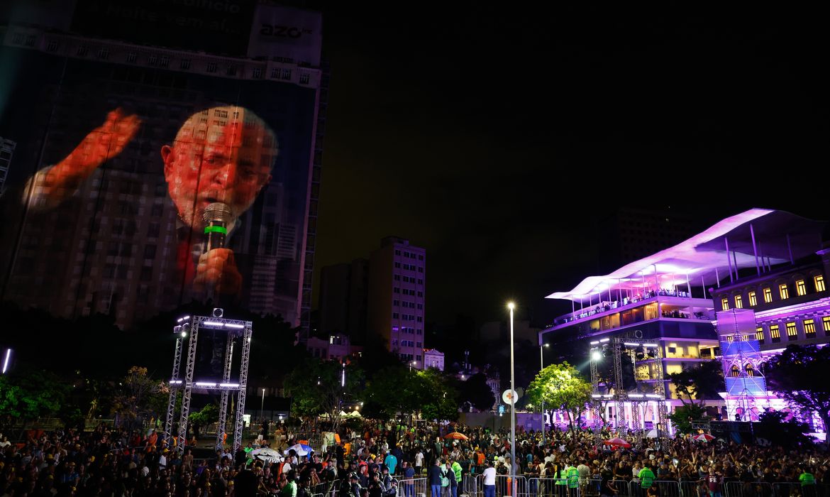 Rio de Janeiro (RJ) 16/11/2024 - O presidente da República, Luiz Inácio Lula da Silva, no show do Festival Aliança Global Contra a Fome e a Pobreza, no G20 Social, na Praça Mauá, com Gilberto Gil, a primeira-dama Janja e a ministra da Cultura, Margareth Menezes. Foto: Fernando Frazão/Agência Brasil