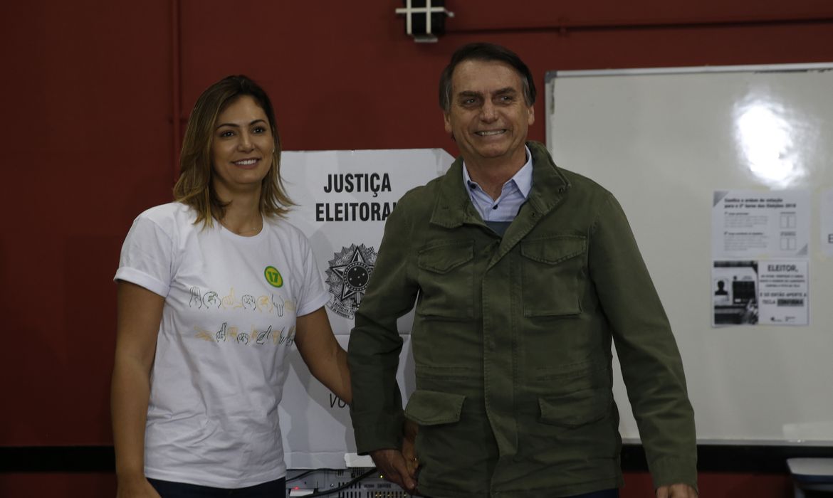 Acompanhado de agentes da PF e da mulher, o candidato à Presidência da República pelo PSL, Jair Bolsonaro, vota  na Escola na Municipal Rosa da Fonseca, na Vila Militar, no Rio de Janeiro.