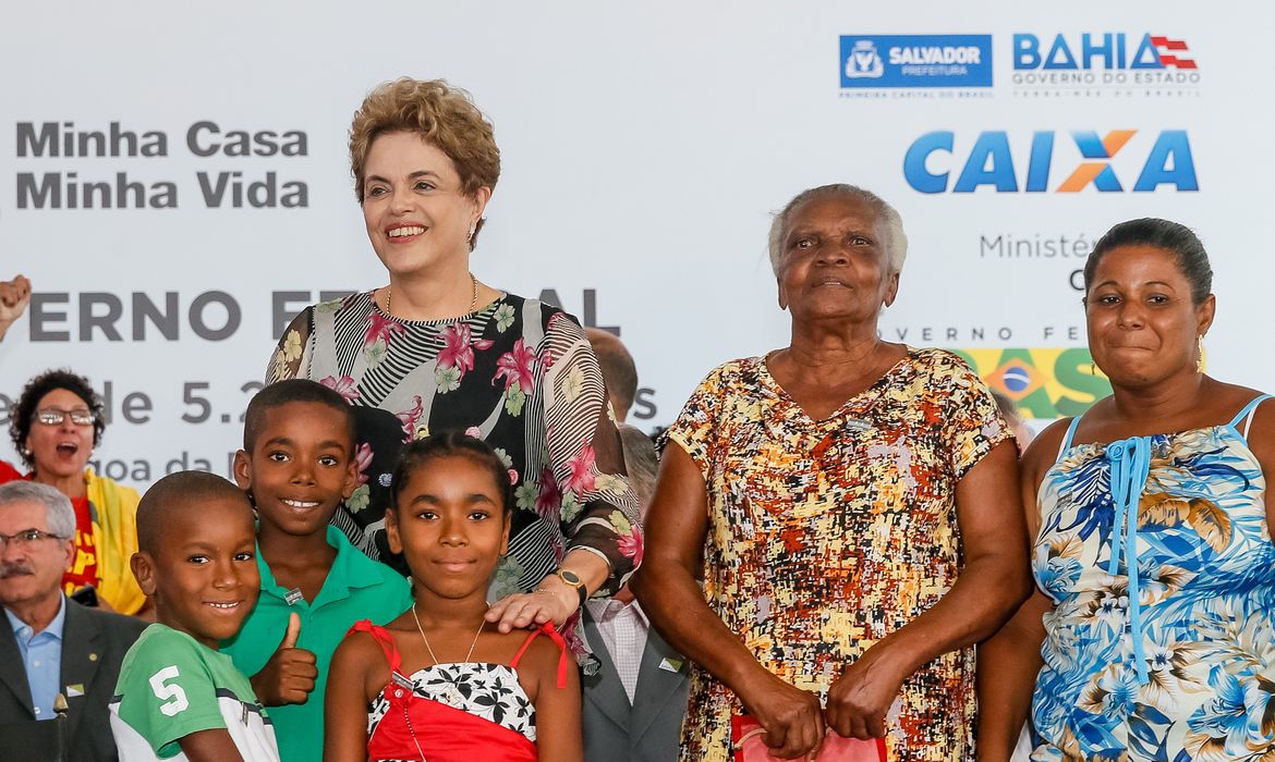 Salvador - Presidenta Dilma Rousseff na cerimônia de entrega de unidades habitacionais em Salvador e entregas simultâneas em São Carlos (SP), Pirassununga (SP), Caucaia (CE) e Santa Maria (RS) (Roberto Stuckert Filho/PR)