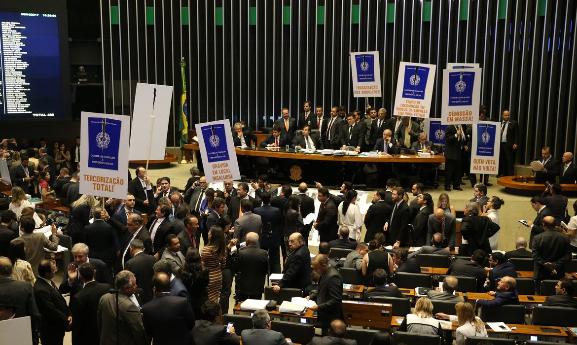 Brasília - Deputados de partidos de oposição ao governo tentam adiar a votação em plenário do projeto de lei (6787/16), que trata da reforma trabalhista (Antonio Cruz/Agência Brasil)