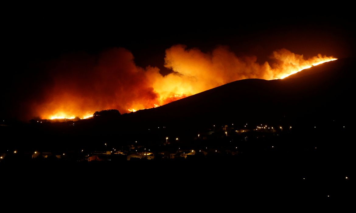 View of a fire in Sintra mountain, Portugal October 7, 2018. REUTERS/Pedro Nunes