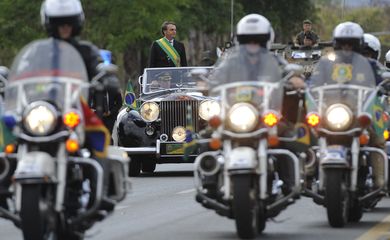 O presidente Jair Bolsonaro desfila em carro aberto no incio do desfile de 07 de setembro 