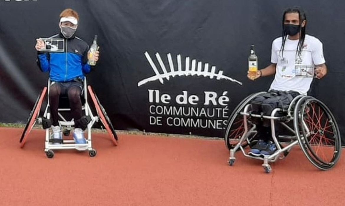 Ymanitu Silva (à direita) conquistou vice-campeonato, e Daniel Rodrigues foi semifinalista em simples e duplas na classe open, do Open International de Tenis, na França

RESUMO