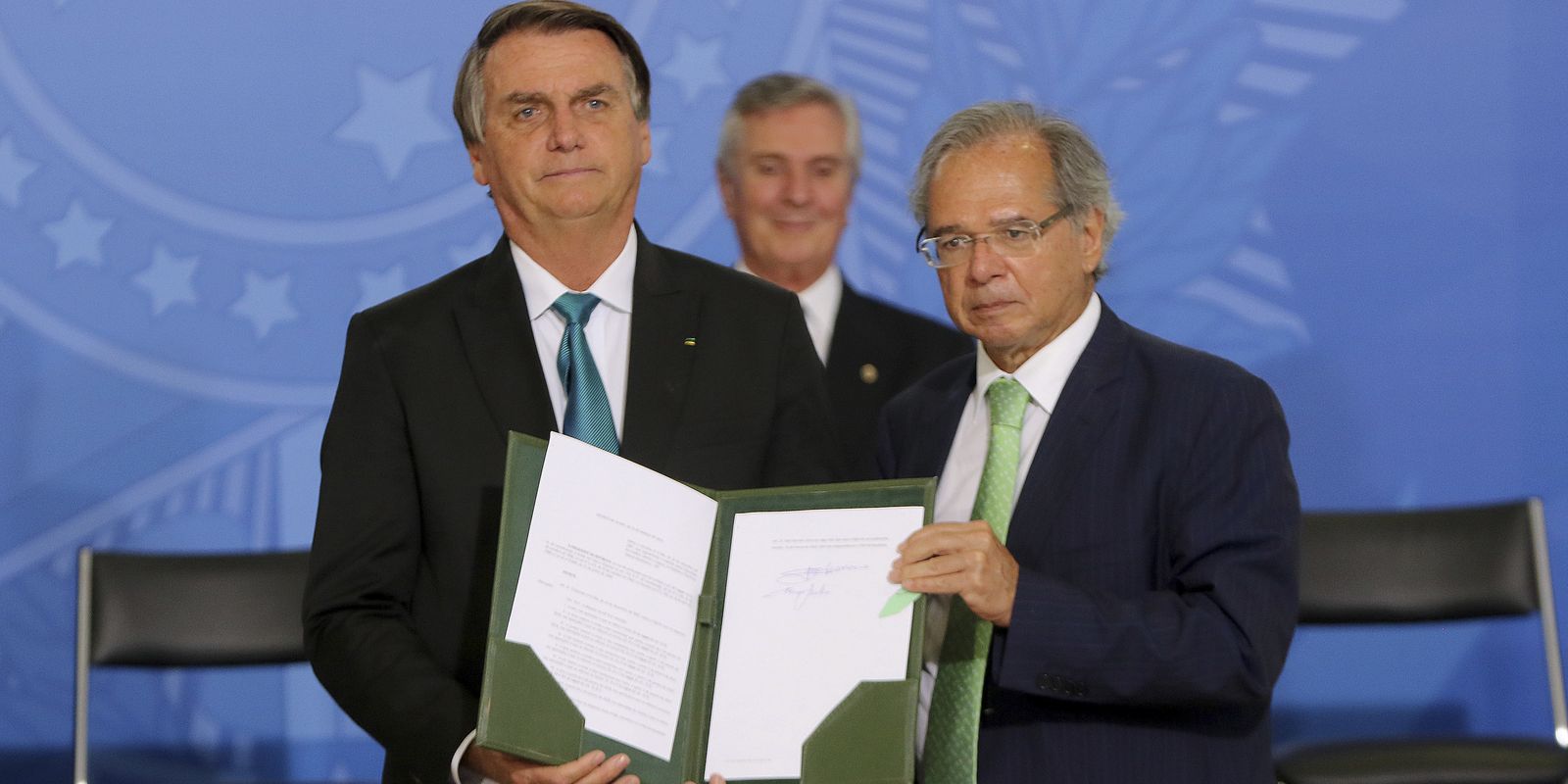 Presidente assina decreto para reduzir IOF sobre câmbio